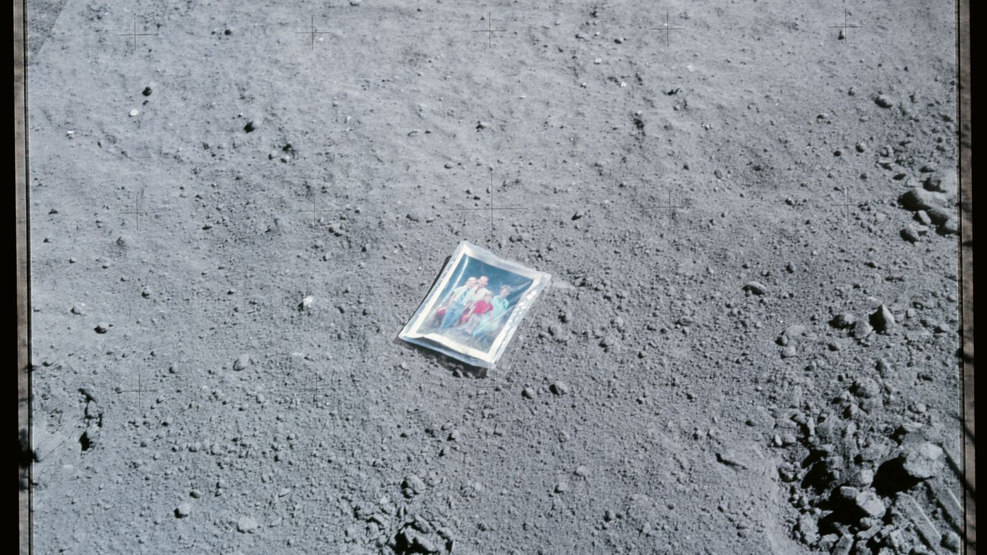 Apollo 16: Familienfoto auf der Mondoberfläche Apollo 16: Familienfoto auf der Mondoberfläche