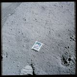 Apollo 16: Familienfoto auf der Mondoberfläche
