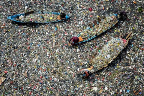 Plastikverschmutzung in einem Fluss in Indonesien
