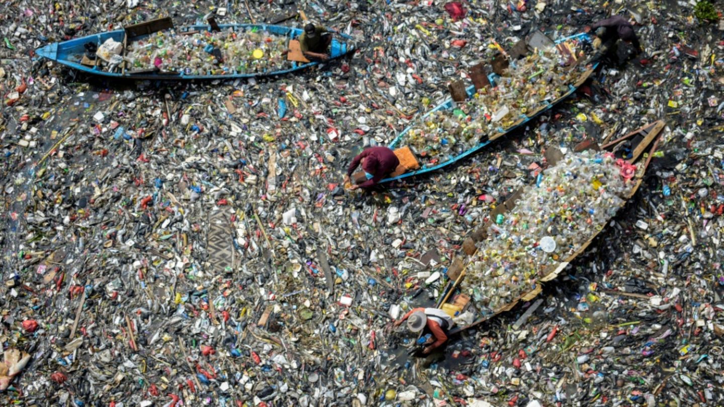 Plastikverschmutzung in einem Fluss in Indonesien