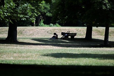 Frau im Park am Schloss Monrepos in Ludwigsburg