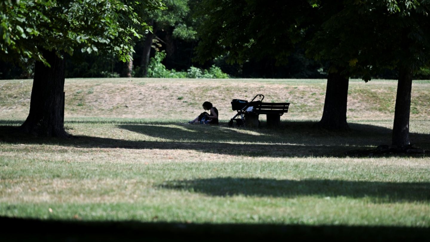 Frau im Park am Schloss Monrepos in Ludwigsburg