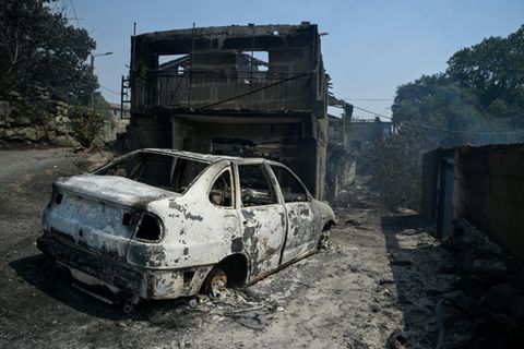 Ausgebranntes Auto in Monterrei in Nordspanien