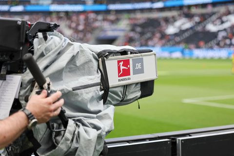 Die meisten Spiele der Fußball-Bundesliga werden bei kostenpflichtigen TV- und Streaminganbietern übertragen (Symbolbild)