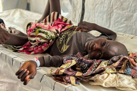 Ein mit Cholera infiziertes Kind in Tawila im Sudan