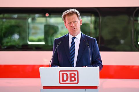 Bahnchef Richard Lutz vor einem ICE