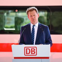 Bahnchef Richard Lutz vor einem ICE