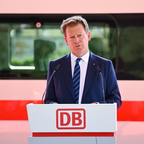Bahnchef Richard Lutz vor einem ICE