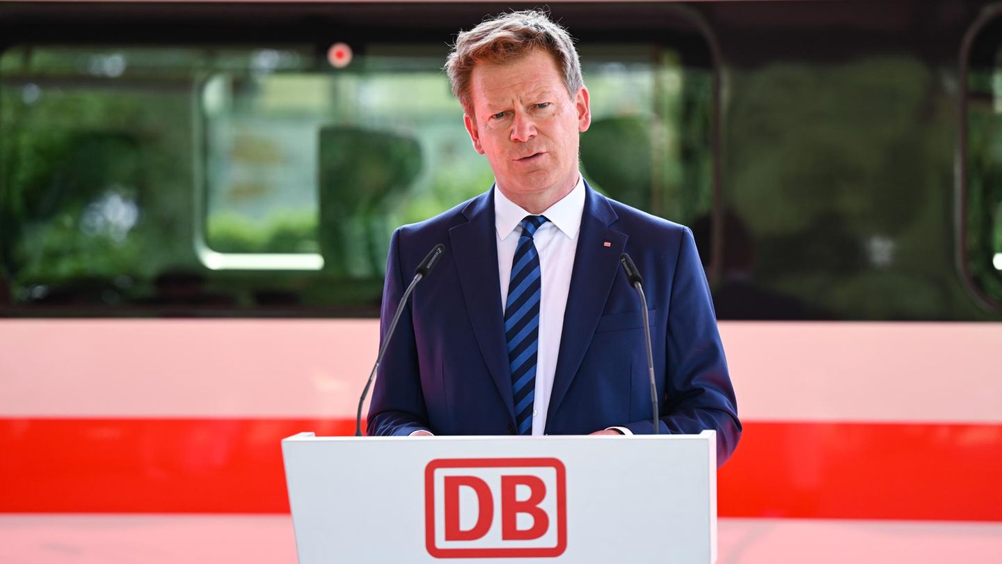 Bahnchef Richard Lutz vor einem ICE