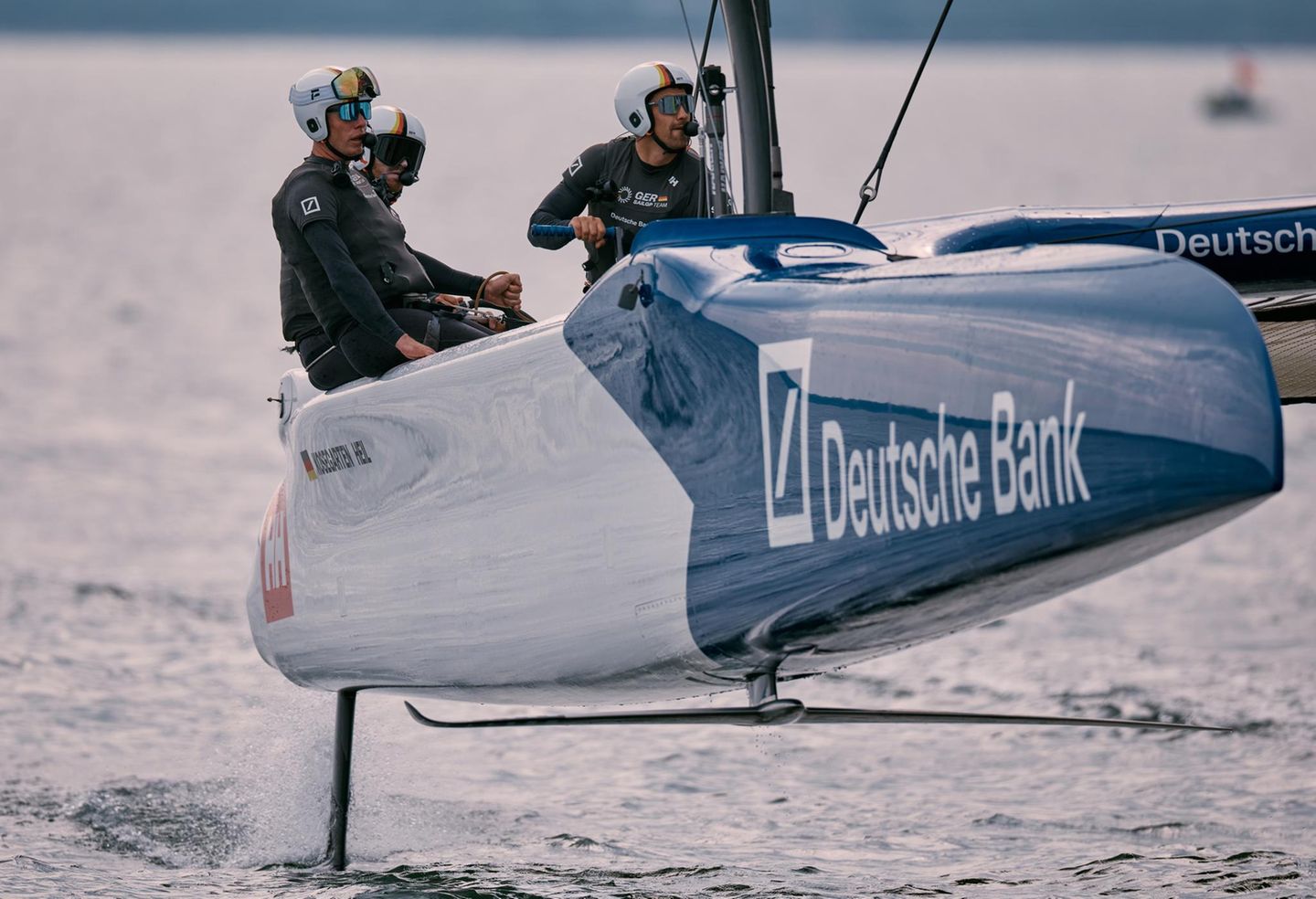 Ein F50 Katamaran fliegt auf den Foils über ds Wasser der Ostsee