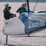 Ein F50 Katamaran fliegt auf den Foils über ds Wasser der Ostsee