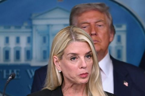 US-Justizministerin Pam Bondi mit Präsident Trump