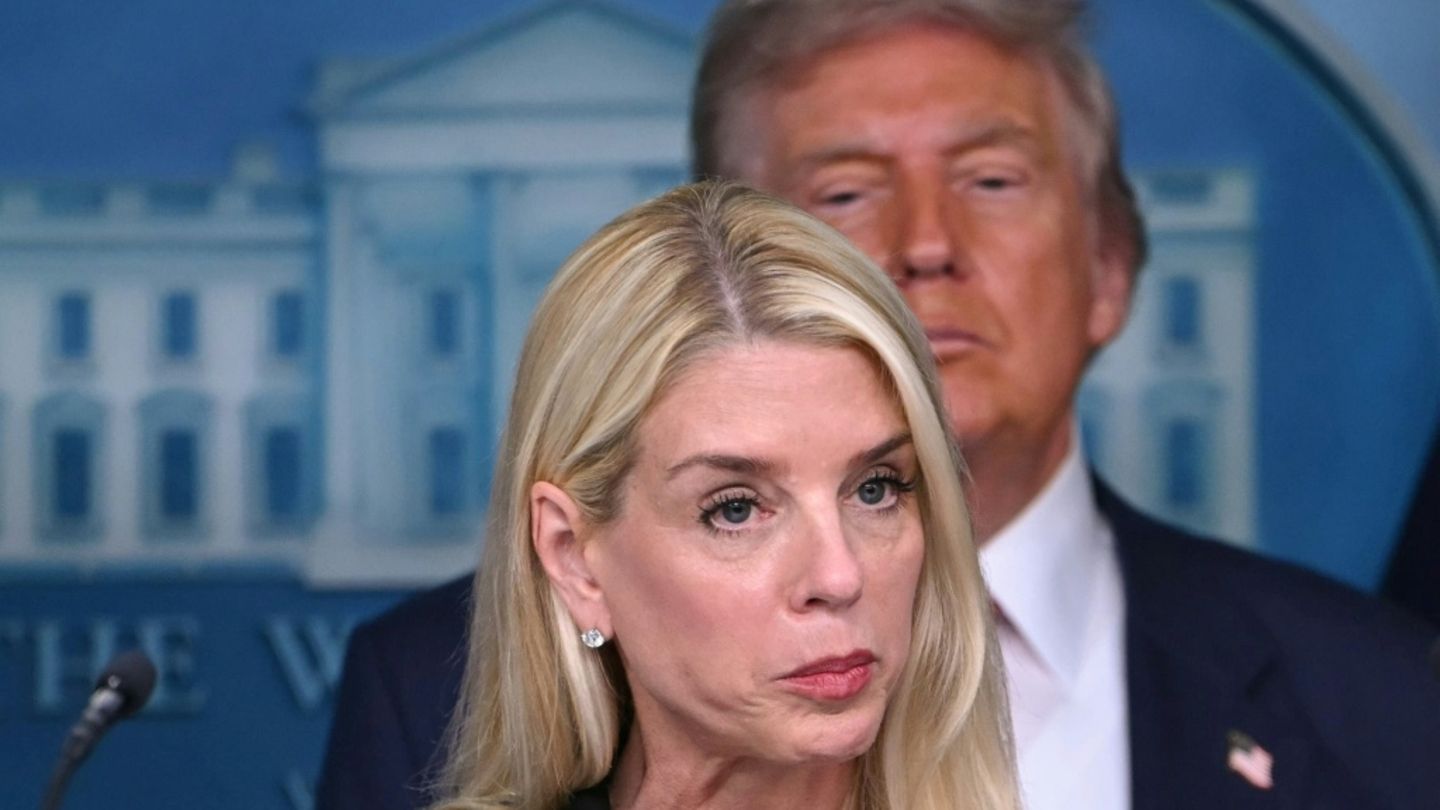 US-Justizministerin Pam Bondi mit Präsident Trump
