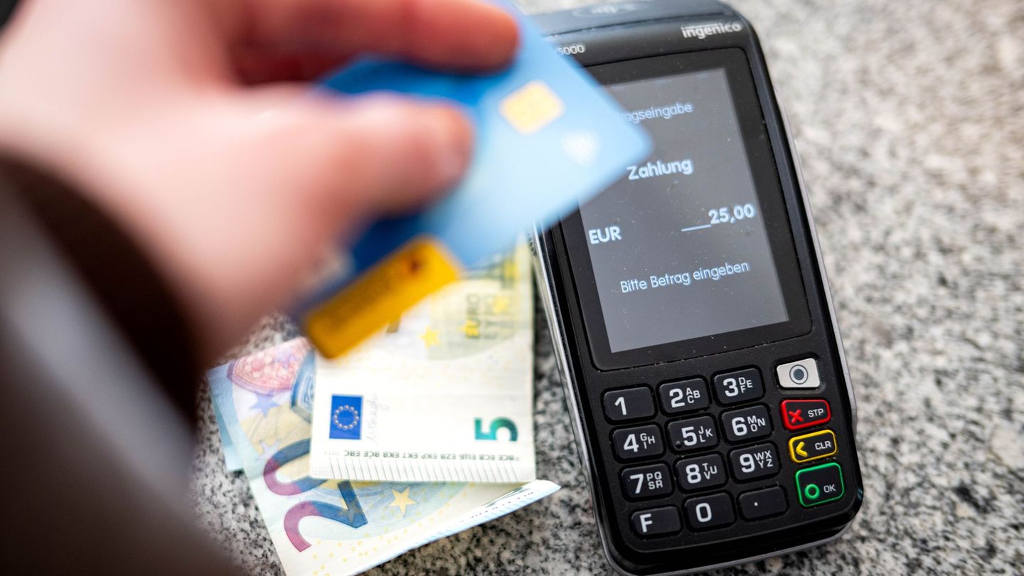 Card payment trend: Whether at home or on trips: Majority pays cashless