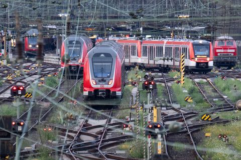 Chaos auf einen Blick: Züge der Deutschen Bahn schlängeln sich über das Schienennetz