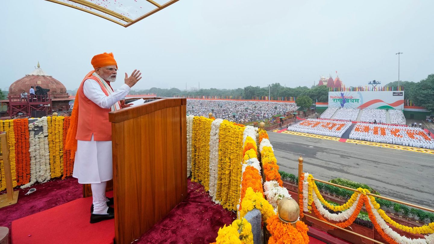 Neu Delhi, Indien. Bunt und farbenfroh, das können sie in Indien – und noch einmal mehr zu besonderen Anlässen wie dem Unabhängigkeitstag. Auch Premierminister Narendra Modi putzt sich dann fröhlich heraus – muss ja schließlich zu dem lebensfrohen Blumenschmuck passen. Modisch kann Berlin da vielleicht noch etwas lernen