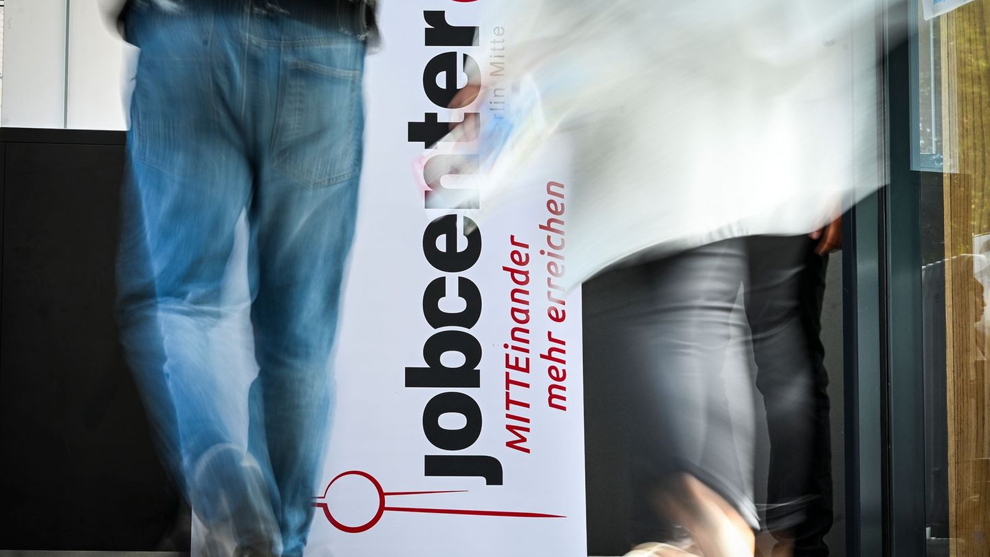 Labor market: Hardly any additional jobs were created