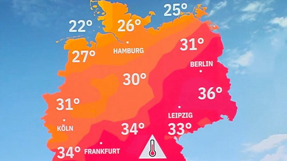Der Moderator steht vor einer farblich markierten Deutschlandkarte.