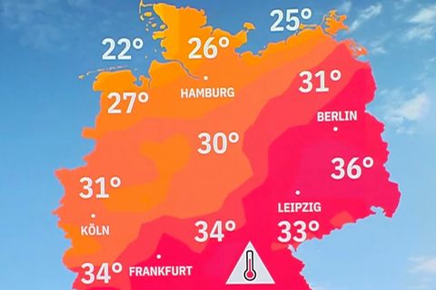 Der Moderator steht vor einer farblich markierten Deutschlandkarte.