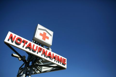 Hinweisschild an Krankenhaus