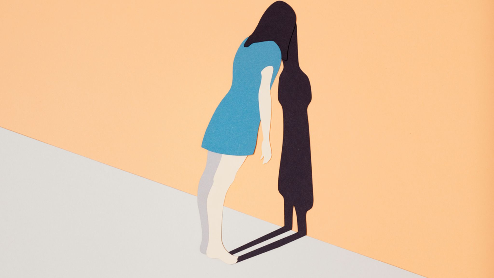 Illustration: Rückenansicht einer Frau im kurzen Kleid, die mit Stirn an einer Wand lehnt und mit ihrem Schatten verwächst.