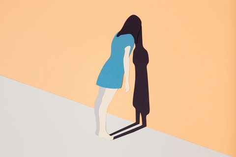 Illustration: Rückenansicht einer Frau im kurzen Kleid, die mit Stirn an einer Wand lehnt und mit ihrem Schatten verwächst.
