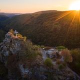 Auf der Hunolsteiner Klammtour ist die Burgruine Hunolstein mit weitem Blick ins Dhrontal ein Höhepunkt der Wanderung