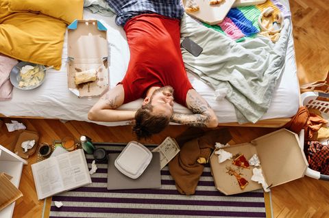 "Bed Rotting" in Reinform: Alles Nötige griffbereit – für ein Wochenende zwischen Decke, Bildschirm und Snacks. Der Rest der Welt darf draußen bleiben