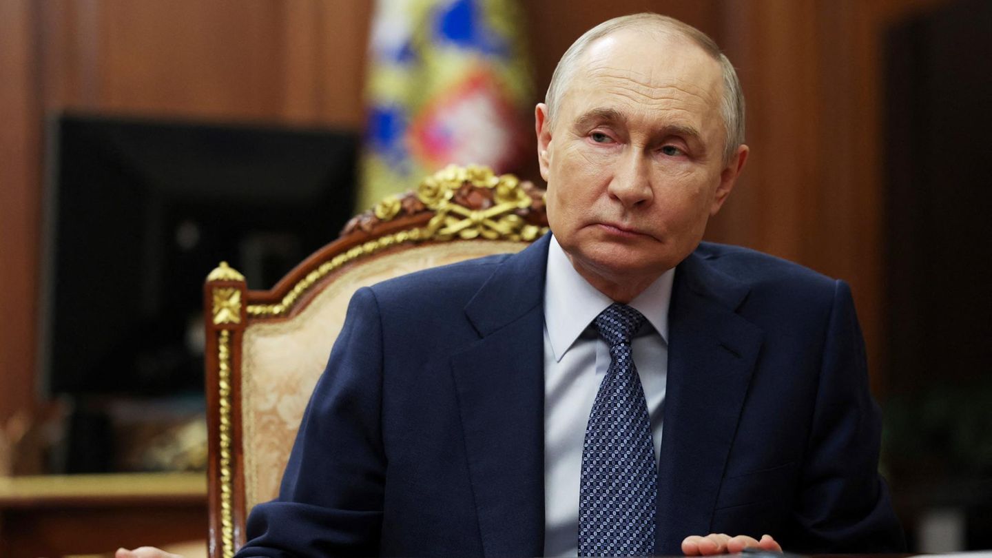 Wladimir Putin steht seit über 25 Jahren an der Spitze Russlands, die meiste Zeit als Präsident und kurzzeitig als Ministerpräsident