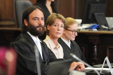 Christina Block zwischen ihren Verteidigern vor Gericht in Hamburg