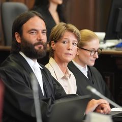 Christina Block am vierten Verhandlungstag zwischen ihren Verteidigern vor Gericht in Hamburg