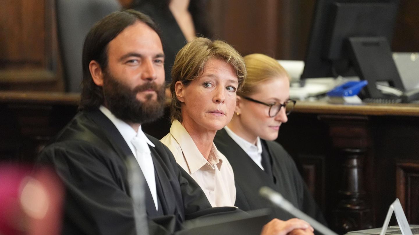 Christina Block zwischen ihren Verteidigern vor Gericht in Hamburg