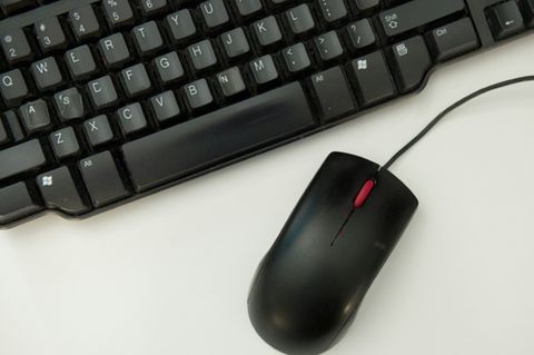 Tastatur und Maus eines Computers