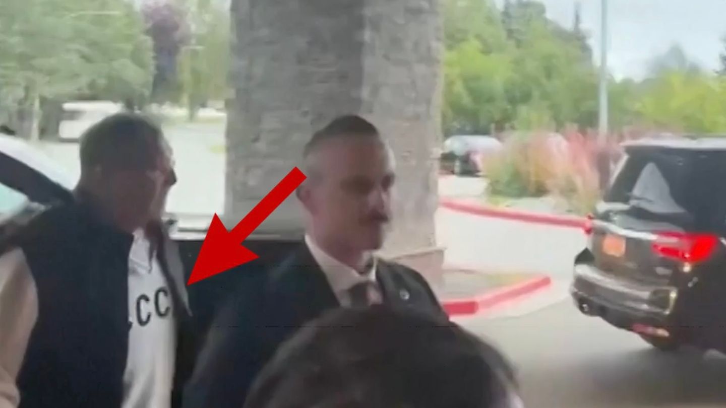 Russlands Außenminister: Lawrow provoziert mit Sowjet-Shirt in Alaska