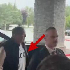 Lawrow trägt in Alaska bei seiner Ankunft ein weißes T-Shirt mit dem Aufdruck CCCP.