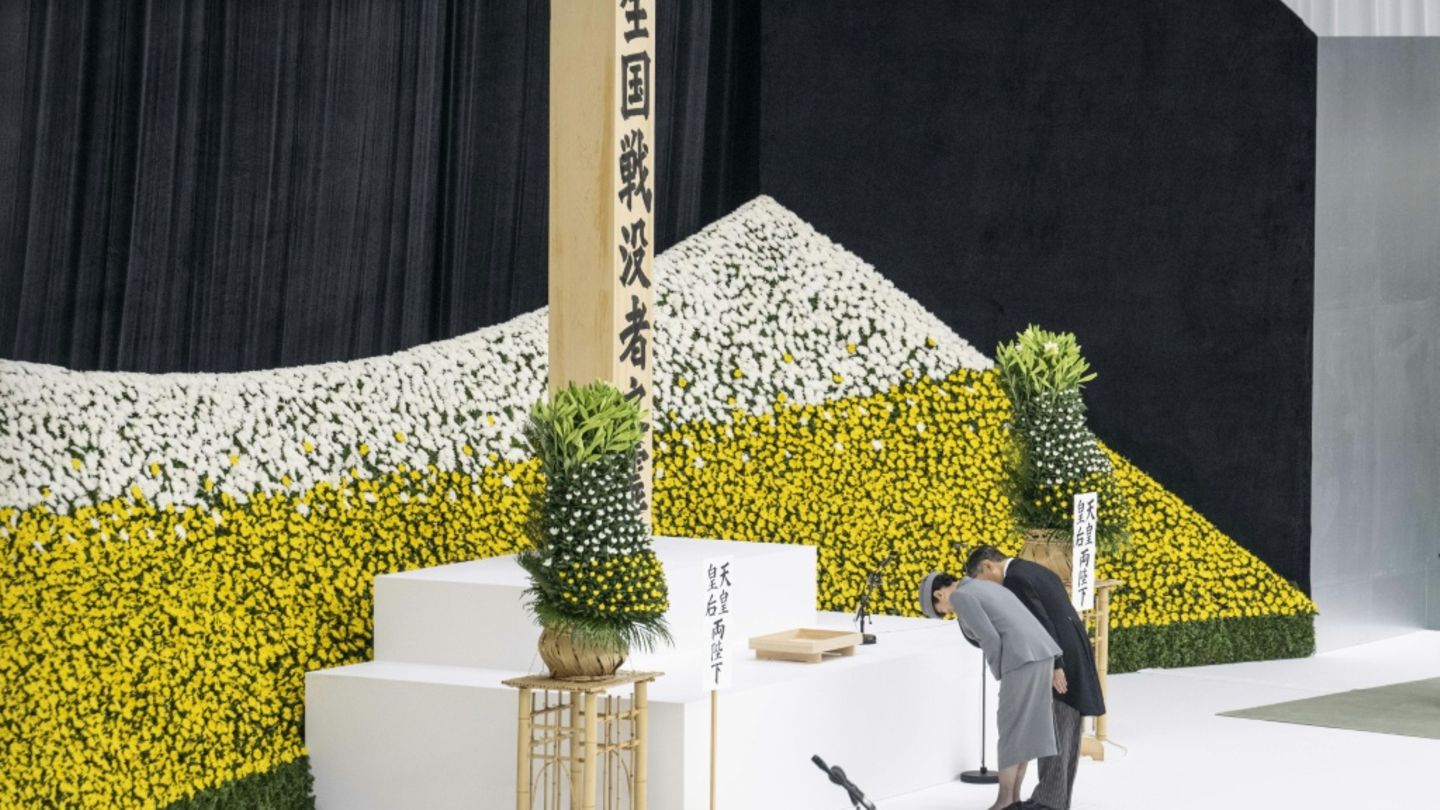 Kaiser Naruhito (r.) und Kaiserin Masako