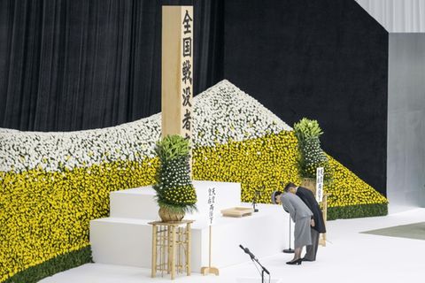 Kaiser Naruhito (r.) und Kaiserin Masako