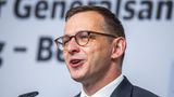 Der Bahnnerd  Name: Philipp Nagl  Alter: 43 Jahre  Bisheriger Job: Chef der Infrastrukturtochter InfraGo  Was für ihn spricht: Nagl kennt sich fachlich sehr gut aus, besonders bei Struktur und Infrastruktur. Er war verantwortlich für den Netzzustandsbericht, den ersten Bericht über den wahren (schlechten) Zustand des Netzes  Was gegen ihn spricht: Auch er ist politisch schlecht vernetzt