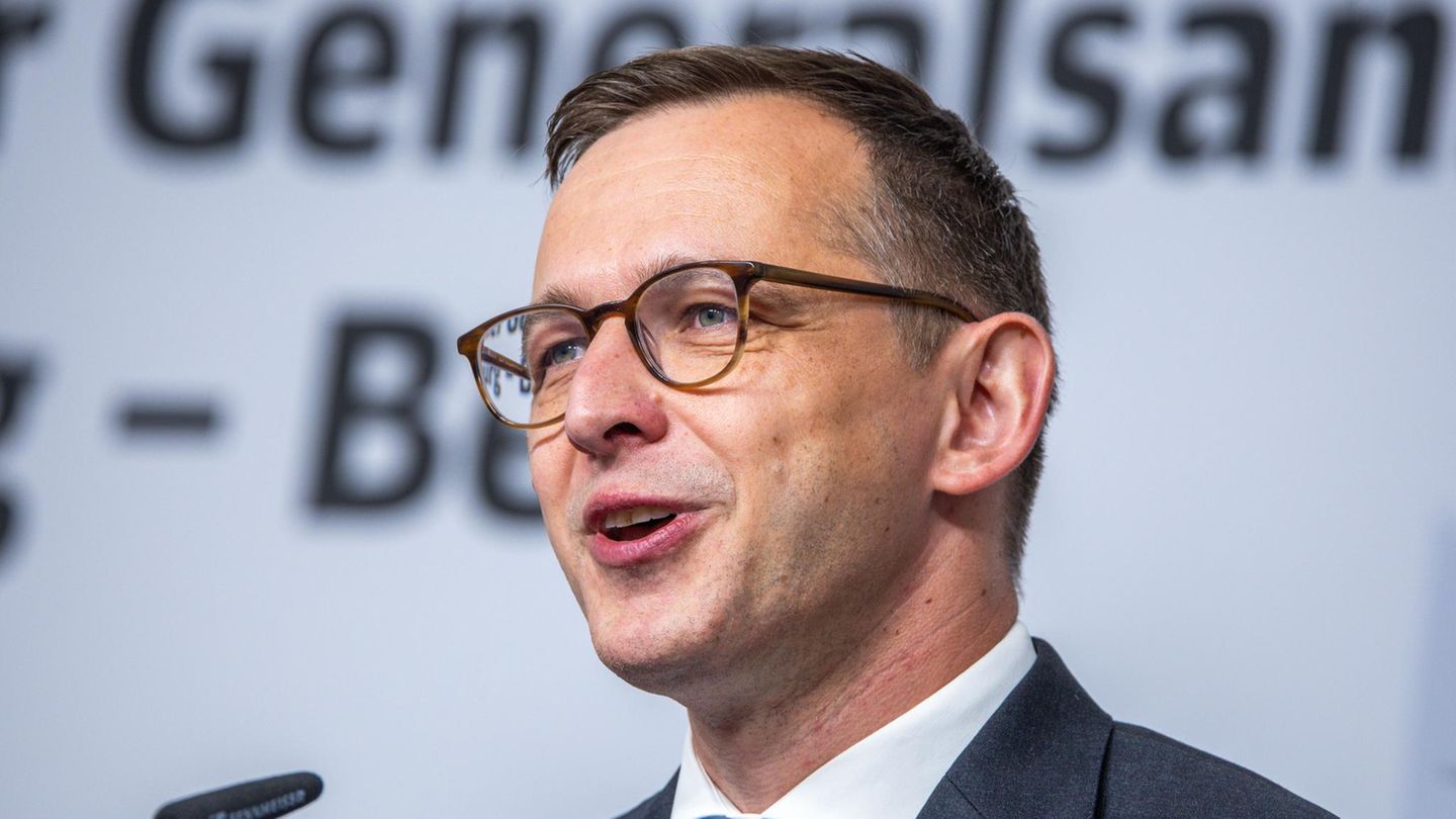 Kandidatensuche: Der Bahnnerd Name: Philipp Nagl Alter: 43 Jahre Bisheriger Job: Chef der Infrastrukturtochter InfraGo Was für ihn spricht: Nagl kennt sich fachlich sehr gut aus, besonders bei Struktur und Infrastruktur. Er war verantwortlich für den Netzzustandsbericht, den ersten Bericht über den wahren (schlechten) Zustand des Netzes Was gegen ihn spricht: Auch er ist politisch schlecht vernetzt Der Bahnnerd Name: Philipp Nagl Alter: 43 Jahre Bisheriger Job: Chef der Infrastrukturtochter InfraGo Was für ihn spricht: Nagl kennt sich fachlich sehr gut aus, besonders bei Struktur und Infrastruktur. Er war verantwortlich für den Netzzustandsbericht, den ersten Bericht über den wahren (schlechten) Zustand des Netzes Was gegen ihn spricht: Auch er ist politisch schlecht vernetzt