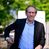 Die politische Allzweckwaffe  Name: Jörg Kukies  Alter: 57 Jahre  Aktueller Job: Kukies wäre aktuell frei, er war bis zum Regierungswechsel Bundesfinanzminister  Was für ihn spricht: Er ist politisch sehr erfahren und gut vernetzt. Außerdem überblickt er die öffentlichen Finanzen  Was gegen ihn spricht: Kukies hat keinen operativen Bahn- oder Infrastruktur-Hintergrund