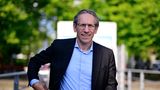 Die politische Allzweckwaffe  Name: Jörg Kukies  Alter: 57 Jahre  Aktueller Job: Kukies wäre aktuell frei, er war bis zum Regierungswechsel Bundesfinanzminister  Was für ihn spricht: Er ist politisch sehr erfahren und gut vernetzt. Außerdem überblickt er die öffentlichen Finanzen  Was gegen ihn spricht: Kukies hat keinen operativen Bahn- oder Infrastruktur-Hintergrund