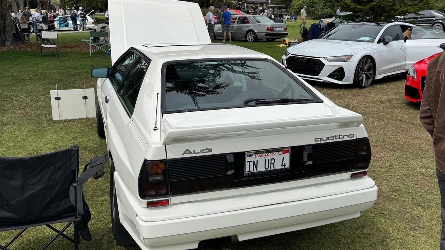 Weißer Audi Quattro mit offener Motorhaube