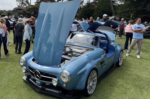 Blauer Mercedes Elektro mit offener Motorhaube