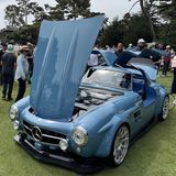 Blauer Mercedes Elektro mit offener Motorhaube