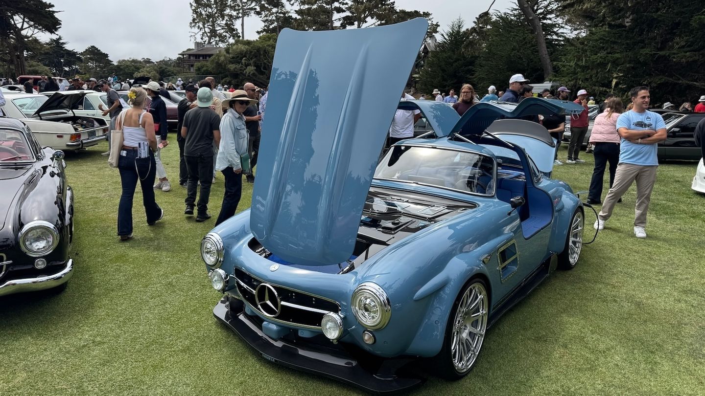 Blauer Mercedes Elektro mit offener Motorhaube