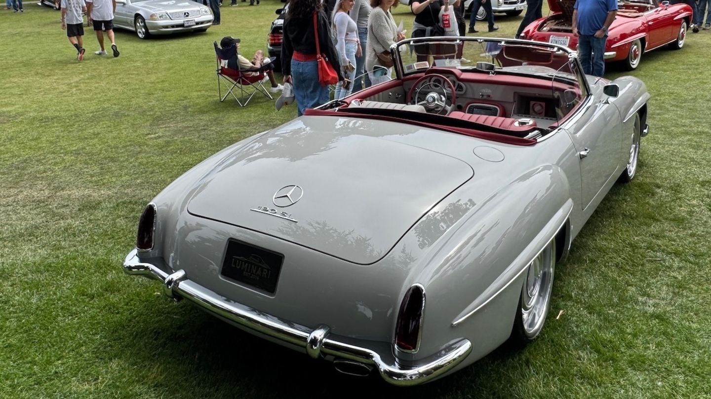 Mercedes 190 SL Cabrio von der Hinterseite betrachtet