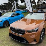 Blauer und brauner BMW M5