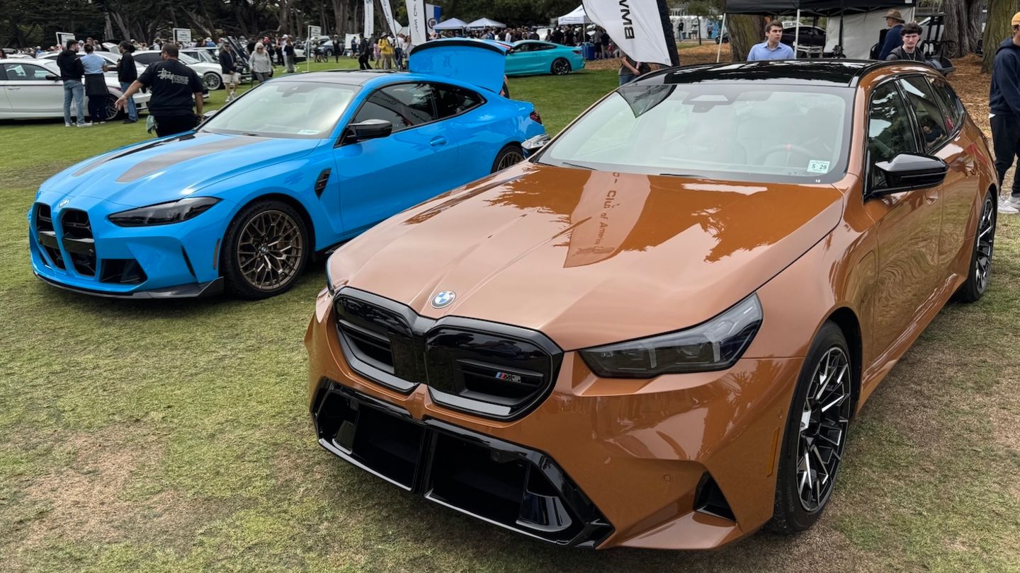 Blauer und brauner BMW M5