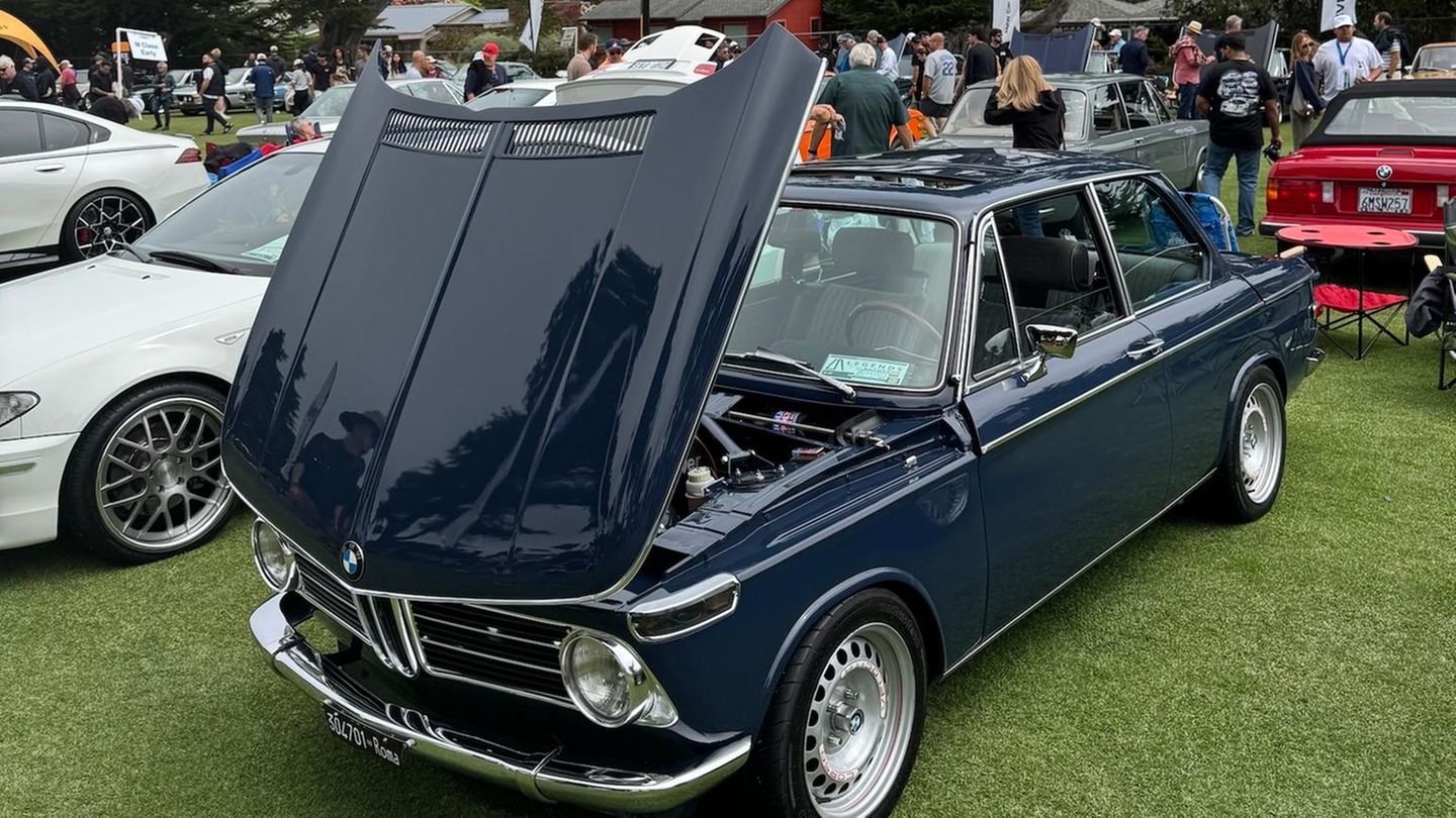 Automodell BMW M 2002 in dunkelblau