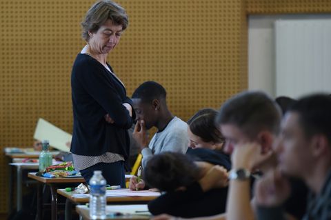 Lehrerin in einer Schule